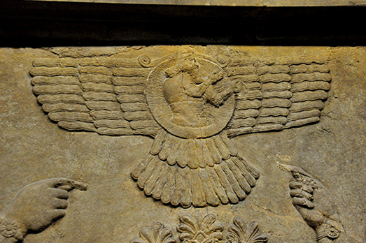 アッシュル神　生命の樹の上の有翼円盤として表現されている。前  9世紀